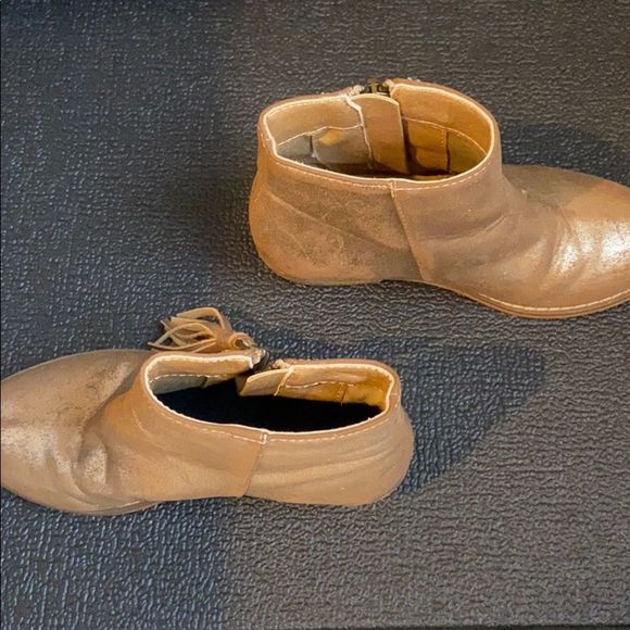 Tucker and Tate. Gold shimmer booties. Size 11 - Picture 4 of 8